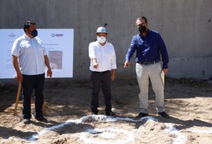 El presidente municipal Raciel Pérez Cruz señala el sitio donde perforarán