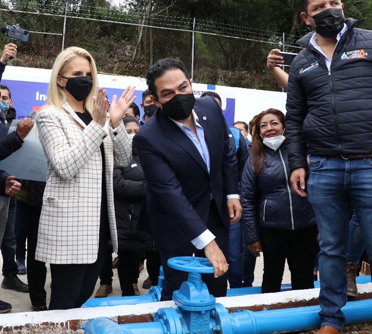 El presidente municipal de Huixquilucan, Enrique Vargas del Villar abre la llave para dotar de agua