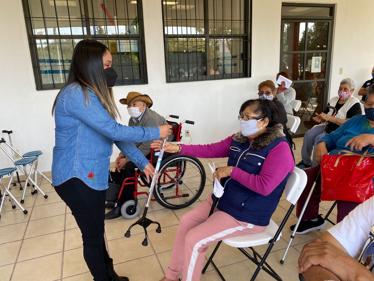 Personas con discapacidad reciben aparatos en Cuautitlán