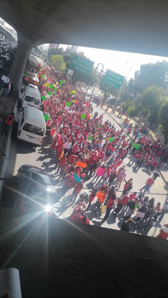 Vestidos de rojo, los manifestantes de hoy en el Periférico