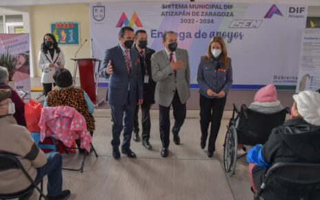 Personas con discapacidad reciben aparatos auditivos en Atizapán de Zaragoza
