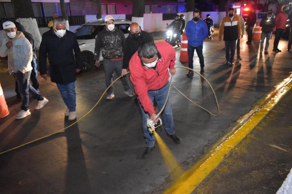 Tony Rodríguez aplica pintura en una guarnición en Jinetes, Arboledas