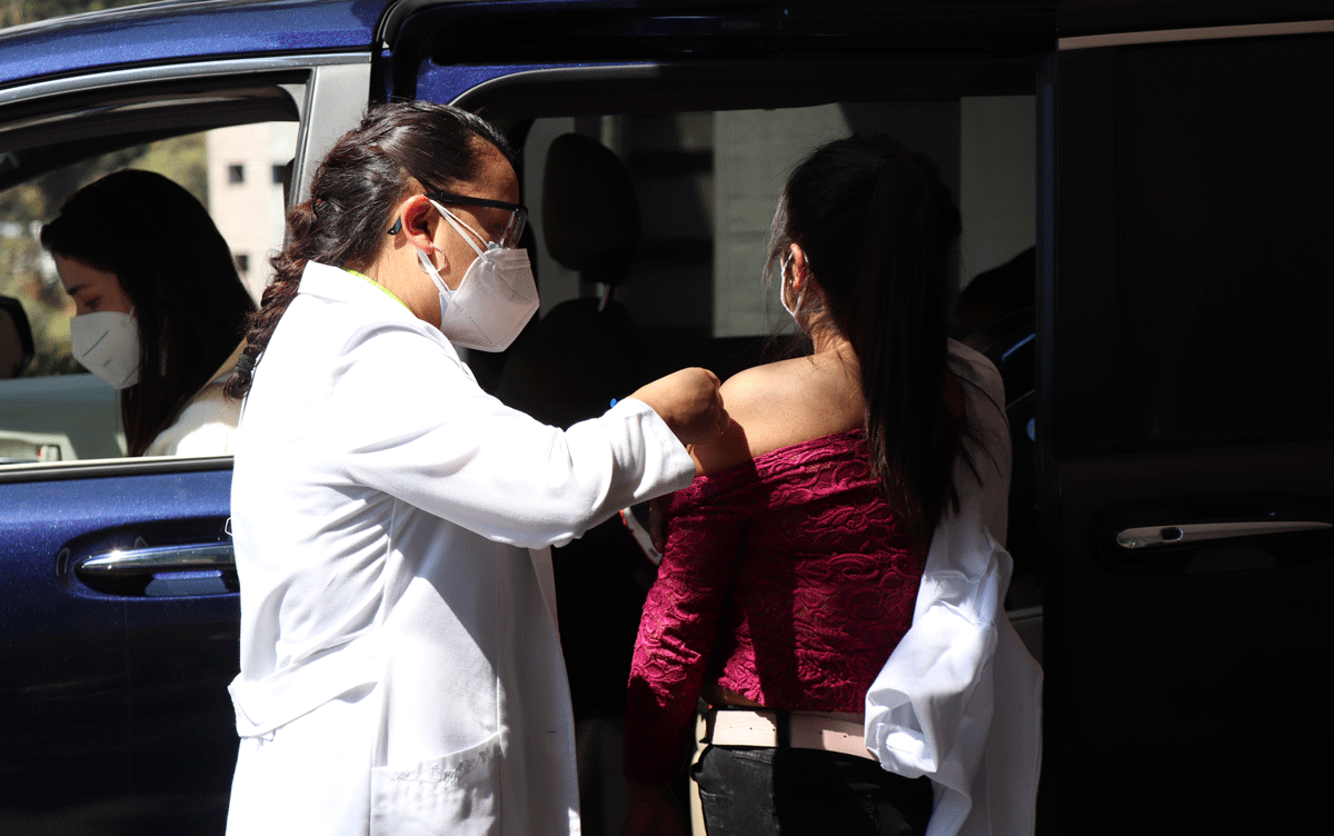 Vacunan a jóvenes de 18 a 29 años en Huixquilucan