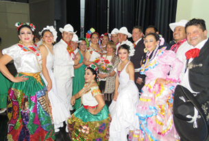 Lolita Menchaca con algunos de los 40 integrantes del Ballet Folklórico del Estado de México