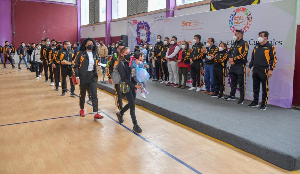 Maestros en competencias deportivas y culturales en Atizapán