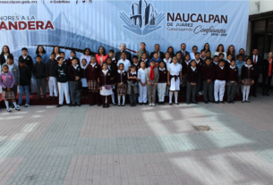 Regidores, funcionarios y alumnos de la Escuela Libertad en los honores a la Bandera en Naucalpan, donde destacaron los eventos que habrá por el Día Internacional de la Mujer