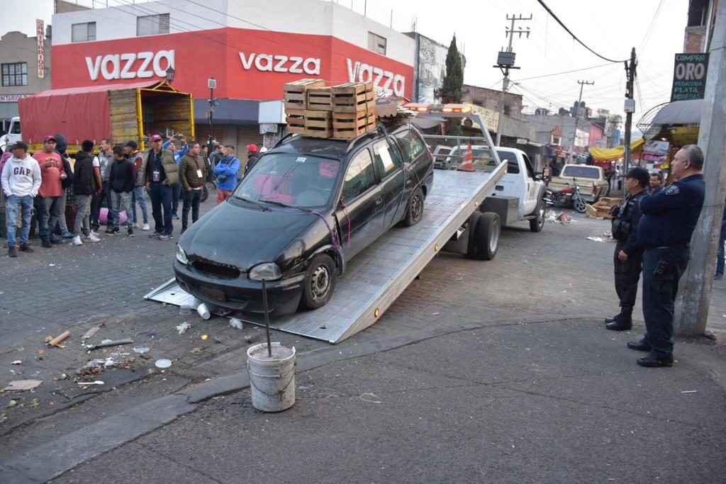 Vehículos que obstruían las vialidades son retirados para permitir la circulación en Tlalnepantla