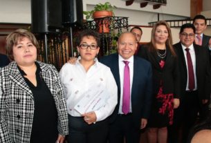 Raciel Pérez Cruz, alcalde de Tlalnepantla festeja a los maestros en el DIF