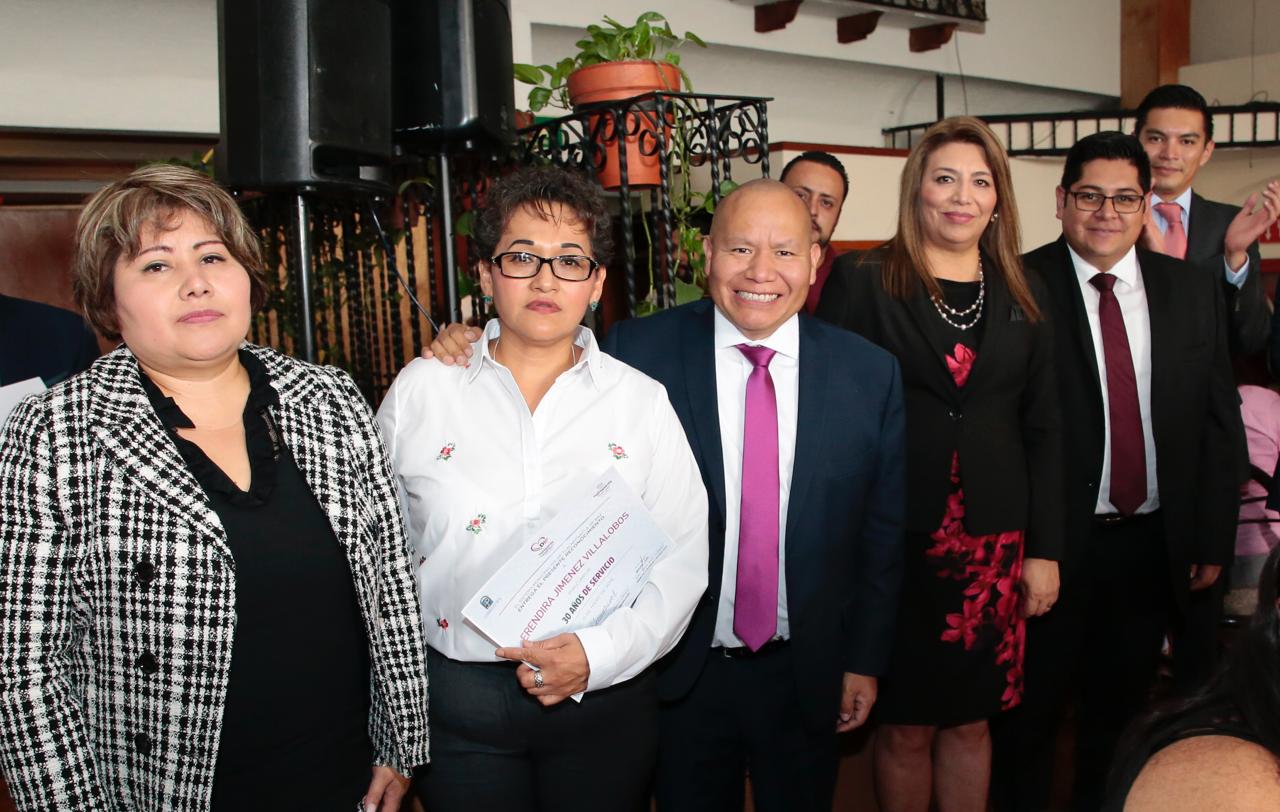 Raciel Pérez Cruz, alcalde de Tlalnepantla festeja a los maestros en el DIF