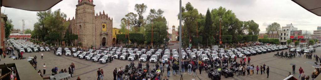 Las nuevas patrullas, motocicletas y cuatrimotos frente al palacio de Tlalnepantla y la Catedral de Corpus Christi