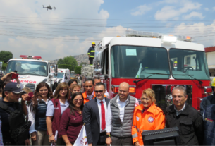 Camión de bomberos nuevo en Atizapán donde Ruth Olvera inicia feria de Protección Civil