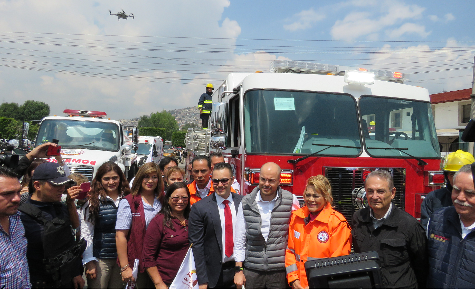 Camión de bomberos nuevo en Atizapán donde Ruth Olvera inicia feria de Protección Civil