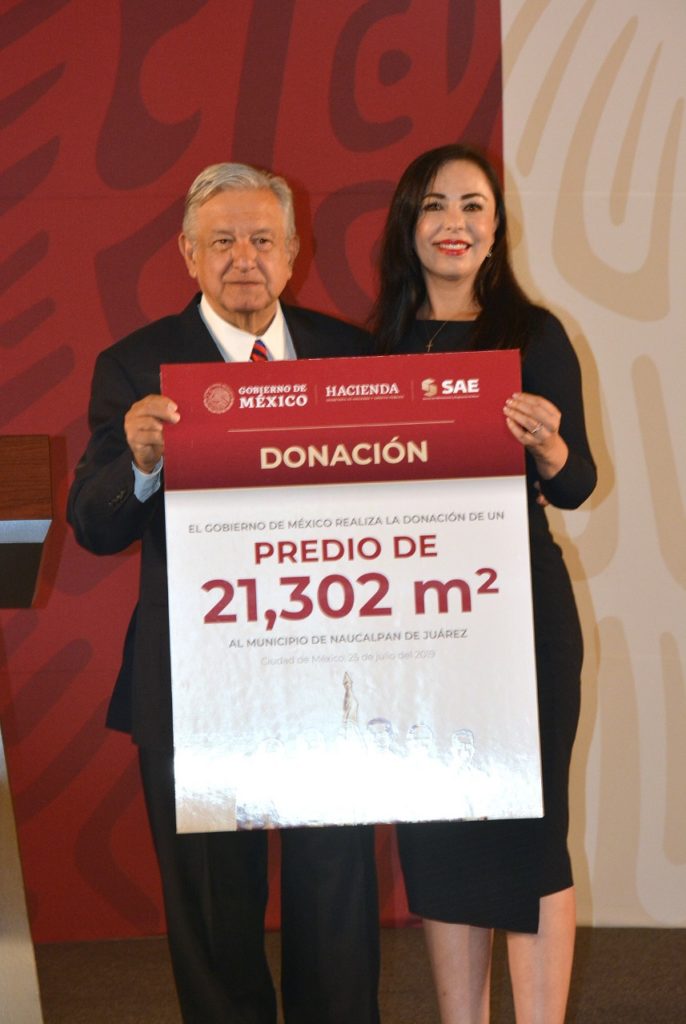 Patricia Durán, alcaldesa de Naucalpan, recibe la propiedad para la universidad