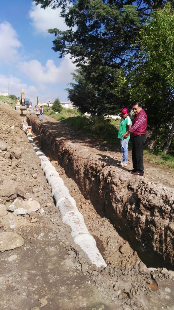 El alcalde de Almoloya de Juárez, Luis Maya Doro, supervisa la introducción del drenaje para mejorar la salud de los habitantes