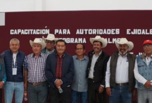 Productores agrícolas de Almoloya de Juárez con el alcalde Luis Maya Doro preparándose para recibir las bodegas Conasupo