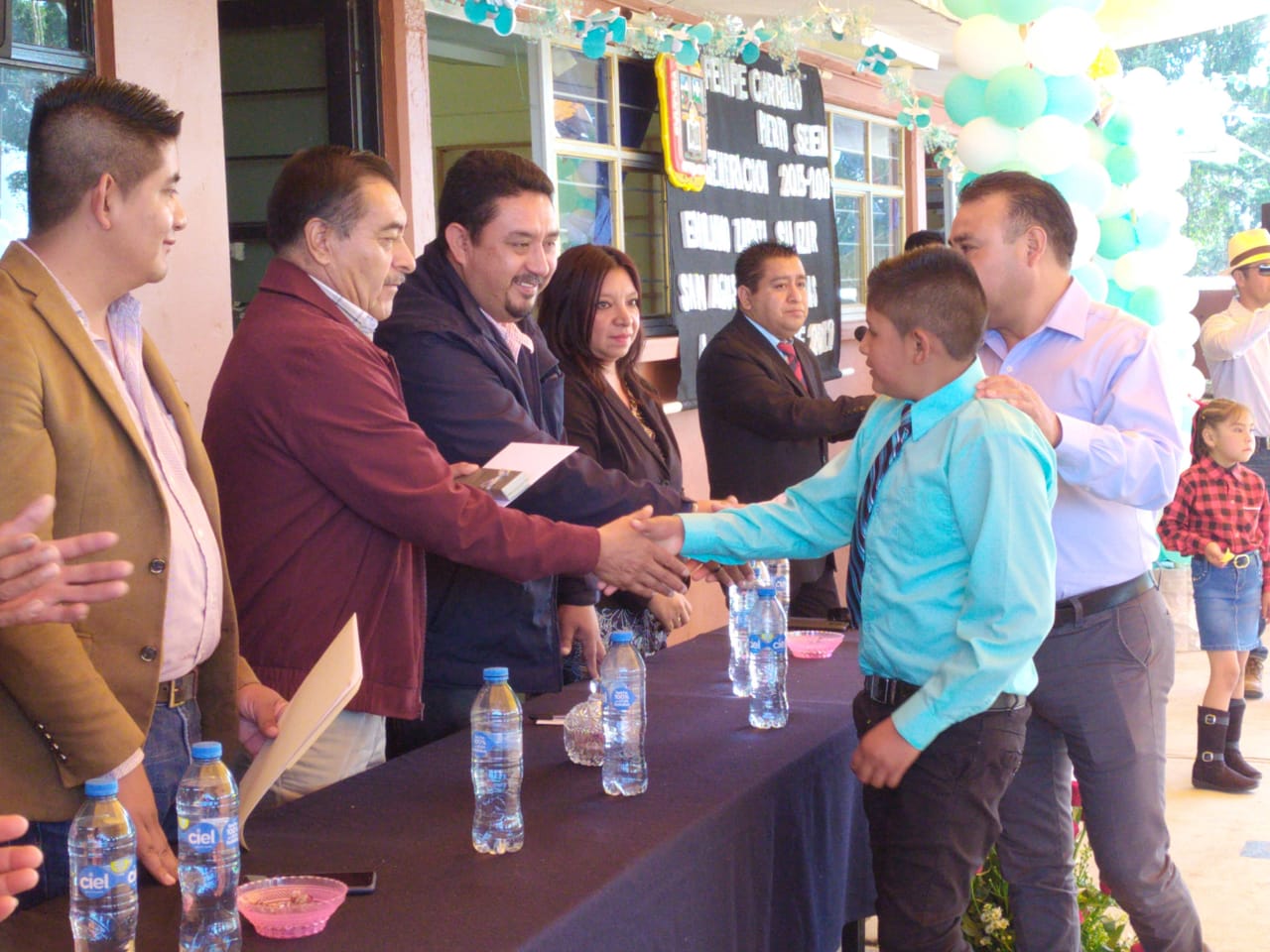 Luis Maya Doro entrega reconocimientos en las secundarias de Almoloya de Juárez donde exhortó a los estudiantes a empecinarse en ser profesionistas