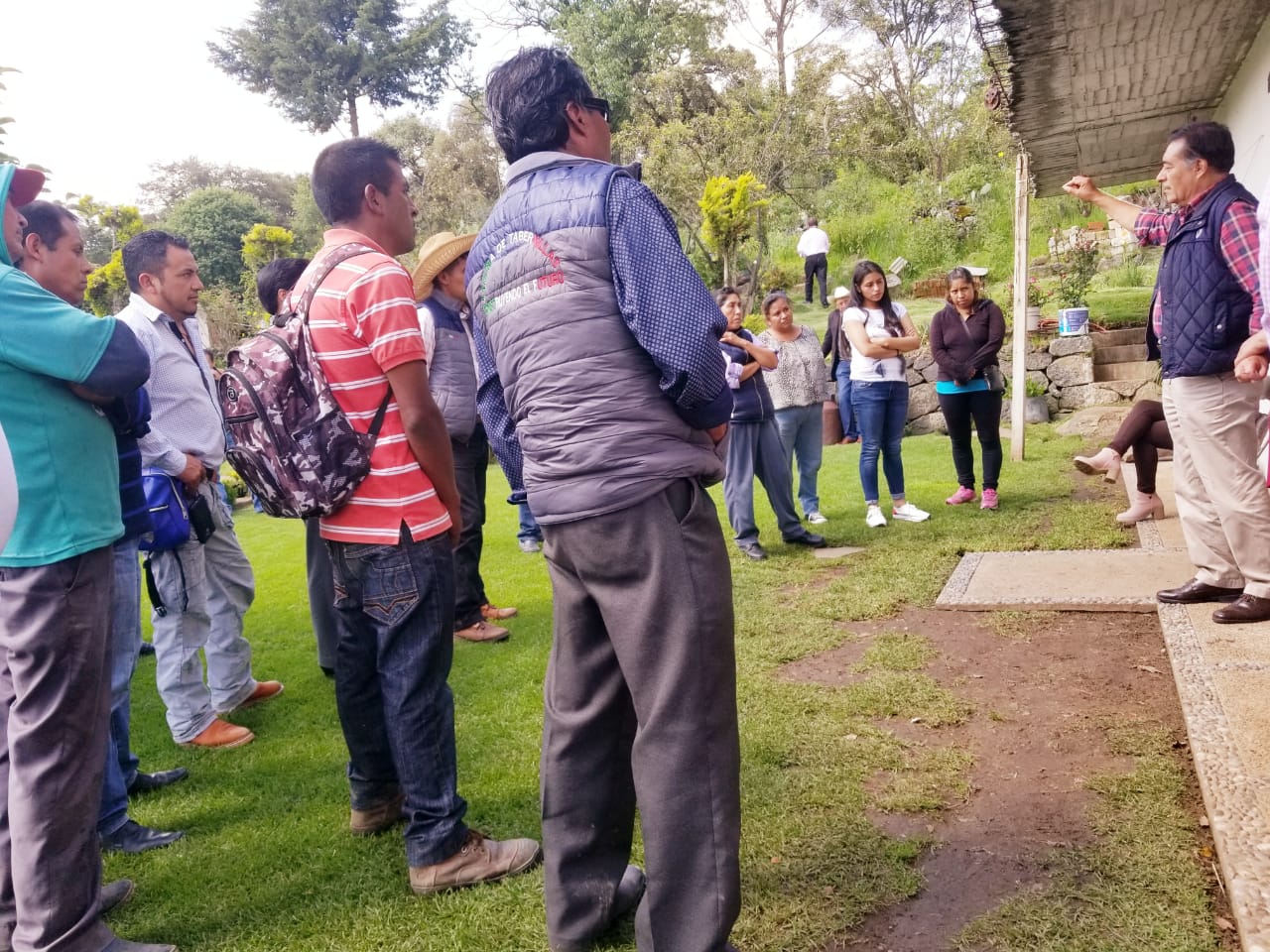 En Santa Catarina Tabernillas el alcalde de Almoloya de Juárez, Luis Maya Doro atiende peticiones para llevar a cabo obras