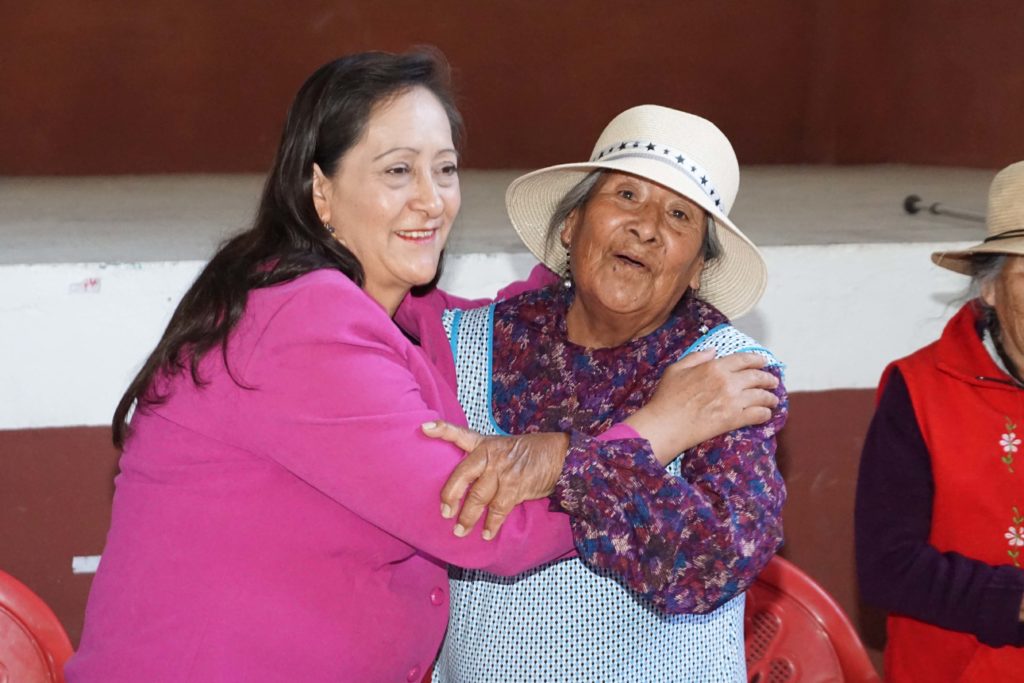 La presidenta del DIF de Almoloya de Juárez, Angelita Jiménez de Maya, realizó gira para estar con grupos de adultos mayores 