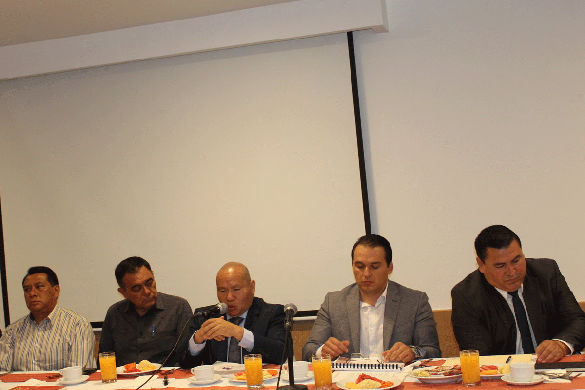 El alcalde de Tlalnepantla, Raciel Pérez Cruz y el director del organismo de agua, Jonas Sandoval, informan de las medidas preventivas por inundaciones