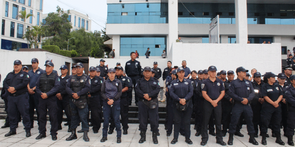 Policías de proximidad presentes en la entrega de equipo