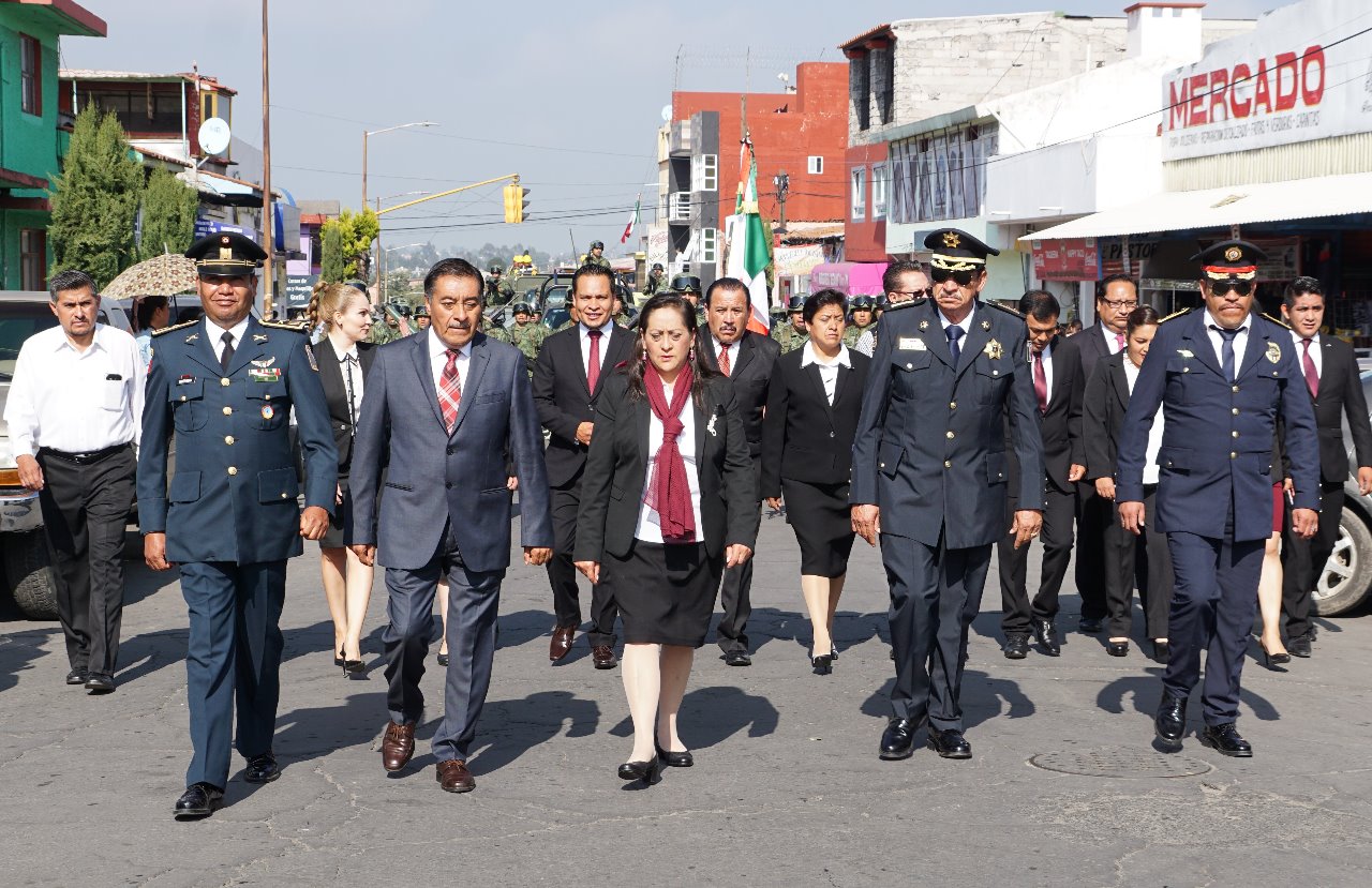 El alcalde Luis Maya Doro, ediles y funcionarios de Almoloya de Juárez inician el desfile de Independencia
