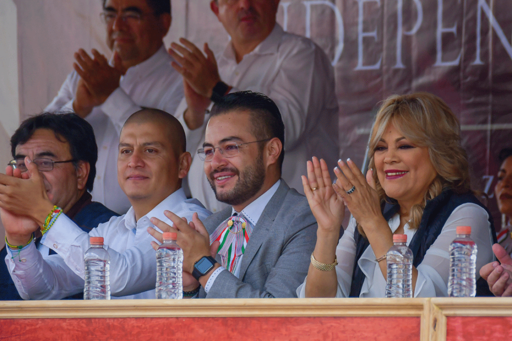 La presidenta municipal de Atizapán, Ruth Olvera Nieto encabezó el Desfile Cívico 