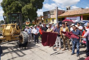 Vecinos, autoridades auxiliares y el alcalde de Almoloya de Juárez, Luis Maya Doro, dan el banderazo a la construcción de tramo carretero