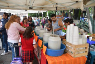 Mechaleros listos para servir la bebida de los dioses en la Feria del Pulque y la Gastronomía en Atizapán