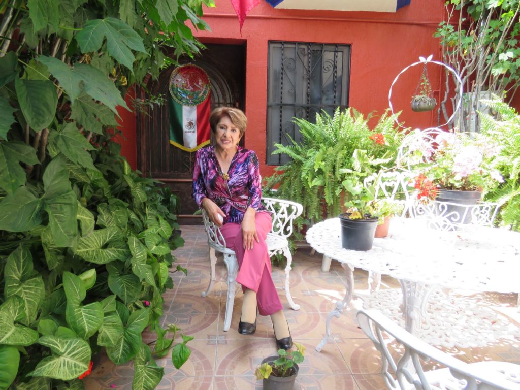 Ercilia Idalia gusta de disfrutar su hogar rodeada de plantas 