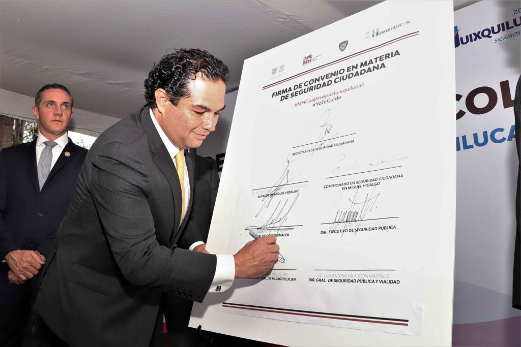 El presidente municipal, Enrique Vargas del Villar firma el convenio