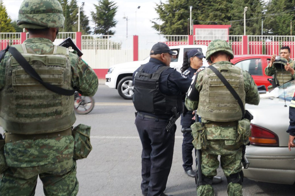 El Ejército, Guardia Nacional y policía municipal resguardan a visitantes a panteones