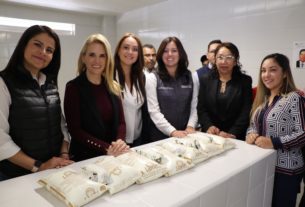 La presidenta del DIF Huixquilucan Romina Contreras entrega dos lecherías