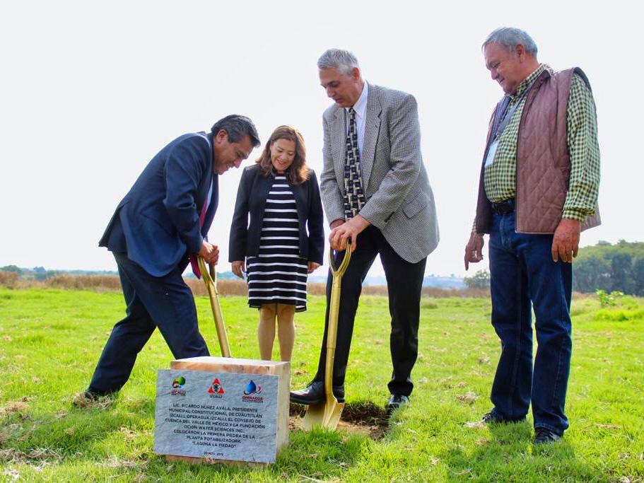 El alcalde de Cuautitlán Izcalli, Ricardo Núñez, y representante de la Fundación canadiense Ocion Water Sciences ponen la primera piedra de la construcción de la planta potabilizadora en la laguna La Piedad