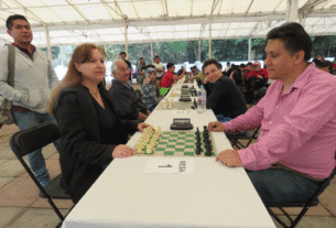 La presidenta de TESERAC, Angélica María Rivadeneyra, en el arranque del torneo de ajedrez