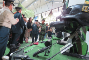 La alcaldes Patricia Durán recibe explicación de instrumentos del ejército para bucear