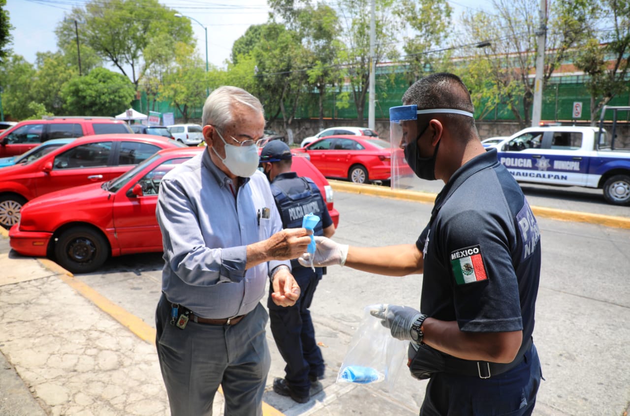 Policías de Naucalpan invitan a protegerse y reparten cubrebocas