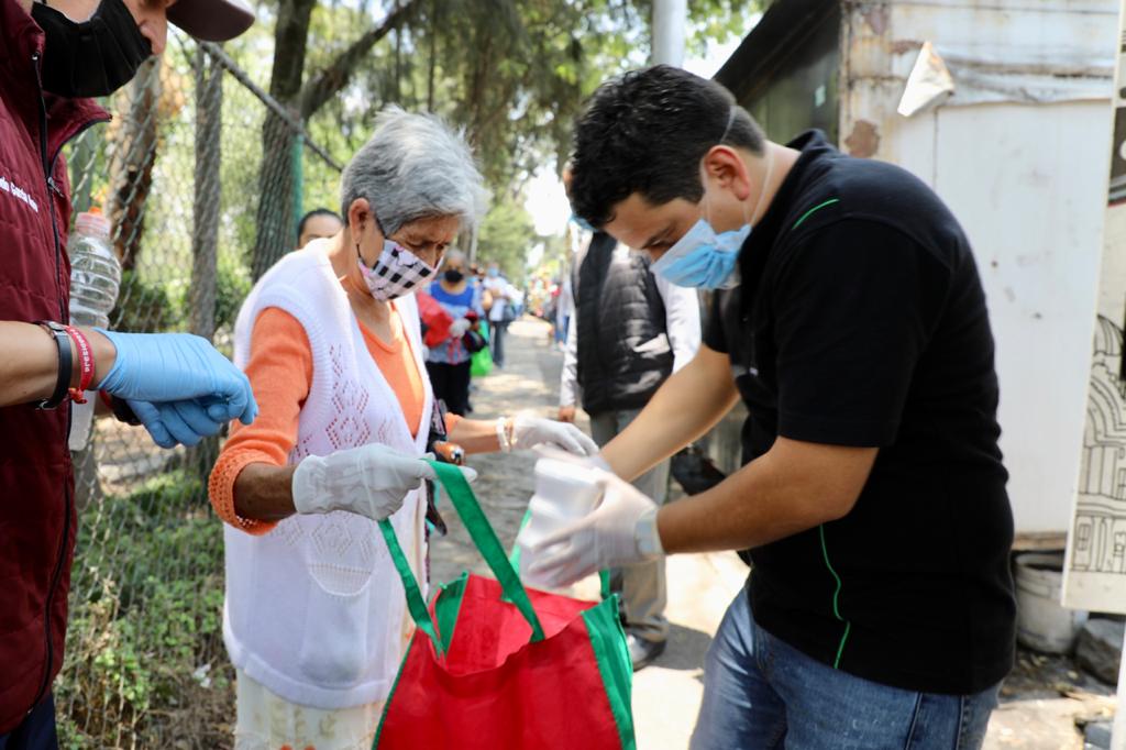 Funcionarios de Naucalpan distribuyen comida donada por restauranteros locales