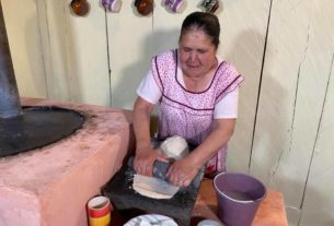 Doña Ángela tortea antes de preparar una de sus joyas gastronómicas