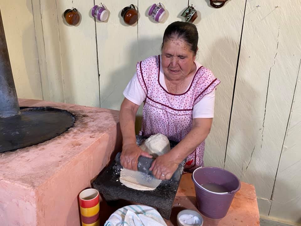 Doña Ángela tortea antes de preparar una de sus joyas gastronómicas