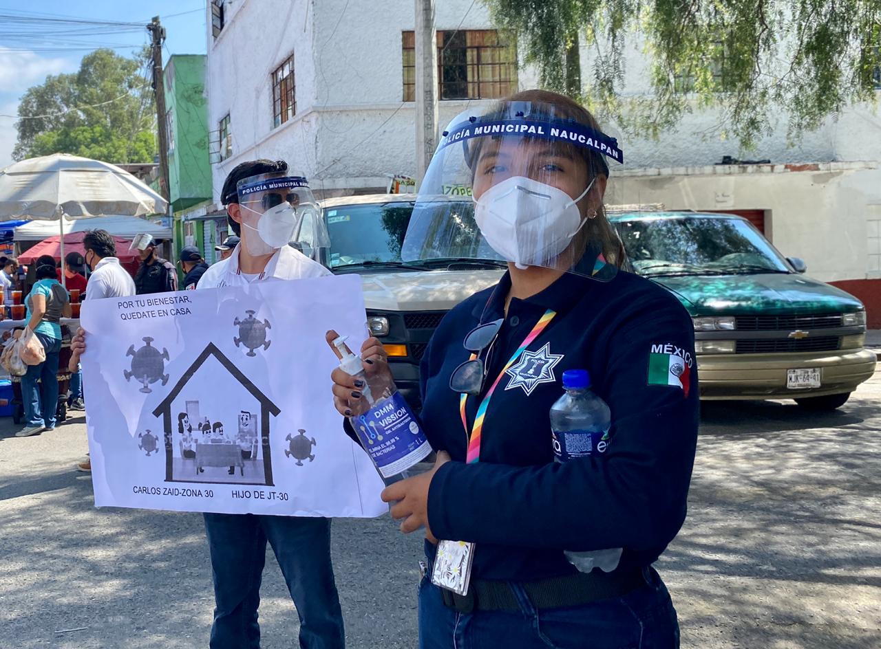 Policías de Naucalpan reparten gel y cubrebocas en el Tianguis de la Ahuizotla