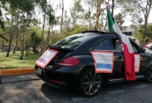Entre los cientos de autos en Caravana AntiAMLO destaca la Bandera Nacional