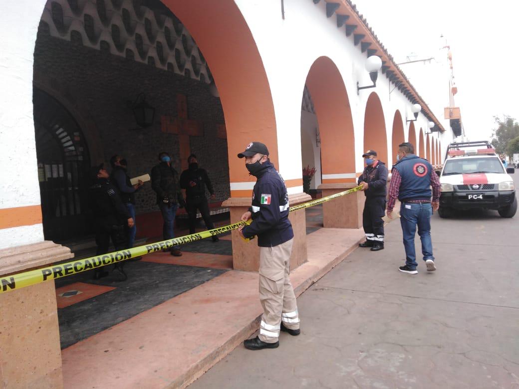 Delimitan el Palacio Municipal de Almoloya de Juárez, para evitar desgracias