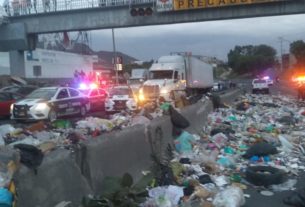 Bloqueada la avenida Jesús Reyes Heroles por basura, en Tlalnepantla