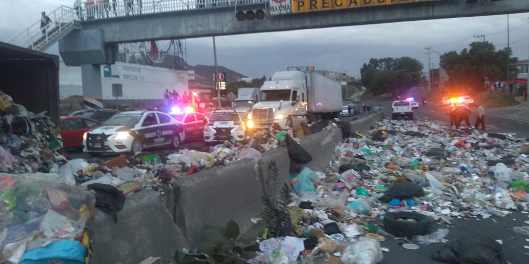 Bloqueada la avenida Jesús Reyes Heroles por basura, en Tlalnepantla