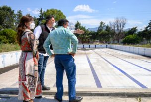 El alcalde de Coacalco, Darwin Eslava, revisa las instalaciones del Deportivo Villa de Las Flores que serán reconstruidas