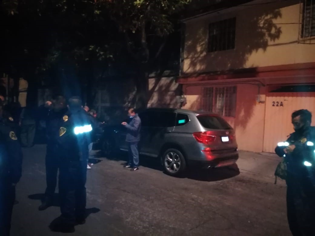 Policías de Tlalnepantla y dueños de un vehículo acuden a la alcaldía de Azcapotzalco para recuperarlo
