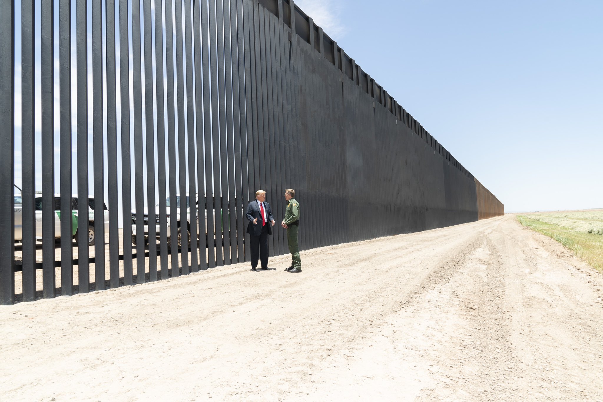 El presidente de Estados Unidos, Donald Trump, difunde fotos del muro fronterizo antes de entrevistarse con Andrés Manuel López Obrador