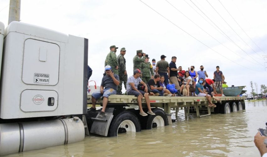 Ejército rescata a personas en Tamaulipas