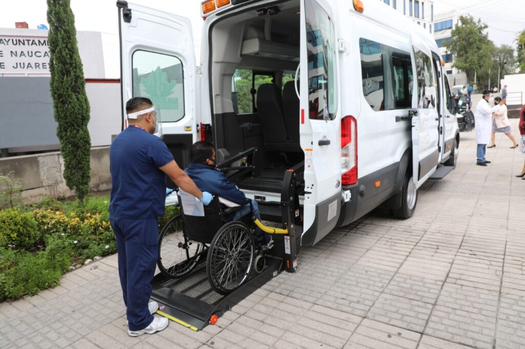 Ambulancia que llevará a paciente de COVID-19 a centro Banamex