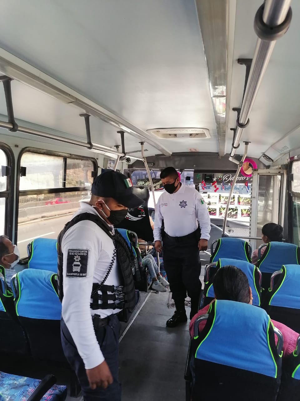Policías de Tlalnepantla revisan pasajeros
